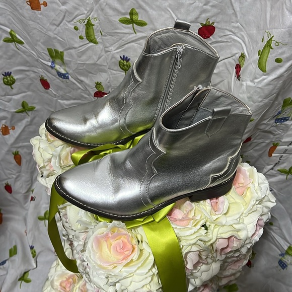 💜 Old Navy sliver 🥾 boots 👢 size 5 - Picture 2 of 5